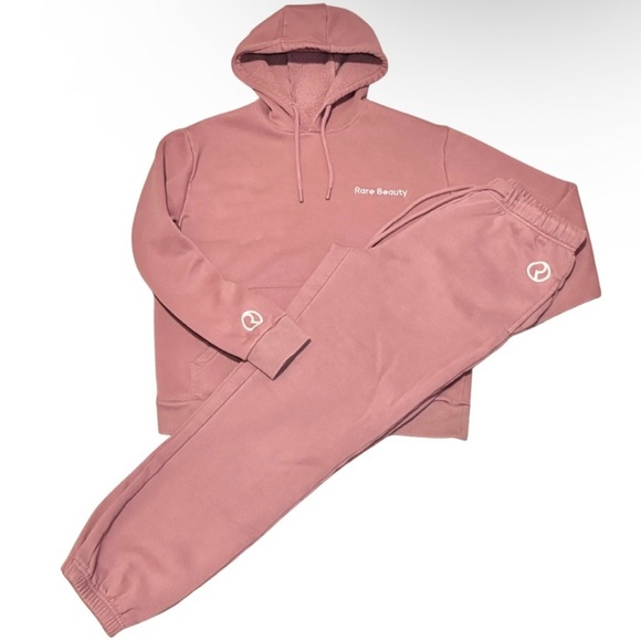 Rare Beauty - "Comfy" Outfit - Picture 3 of 16